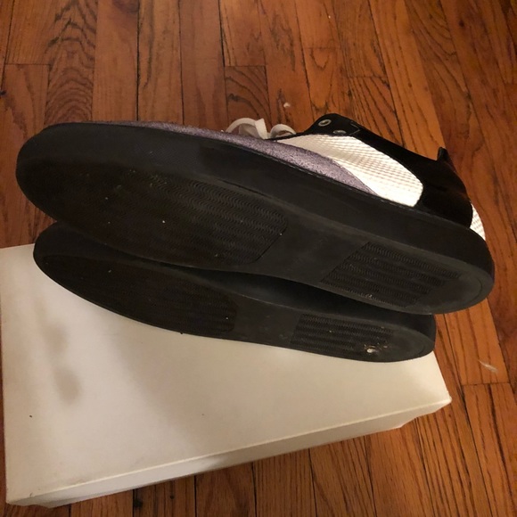 Men’s Sneaker. - Picture 4 of 4